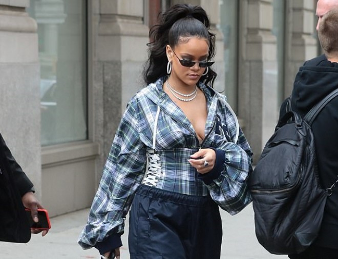 Rihanna kökəldiyi üçün enli şalvar geyindi - foto