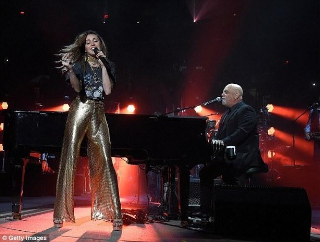 Mayli Sayrus&nbsp; əfsanəvi müğənnilərlə eyni səhnədə - fotolar