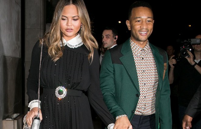 Məkandan əl-ələ çıxdılar - foto