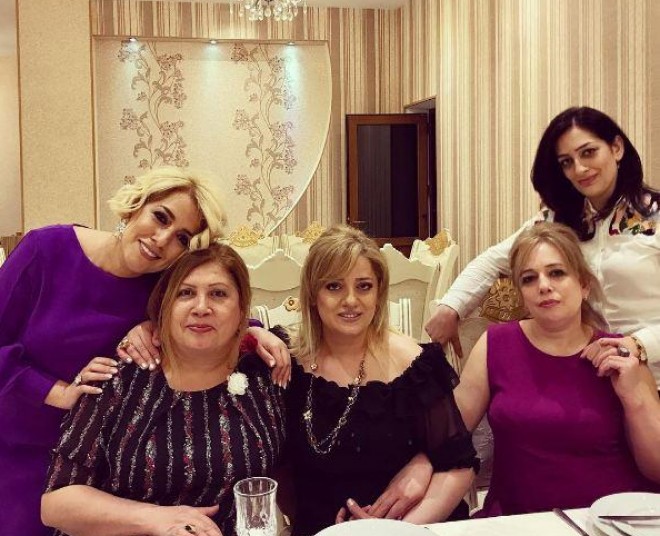 Lalə 4 bacısı ilə bir arada - foto 