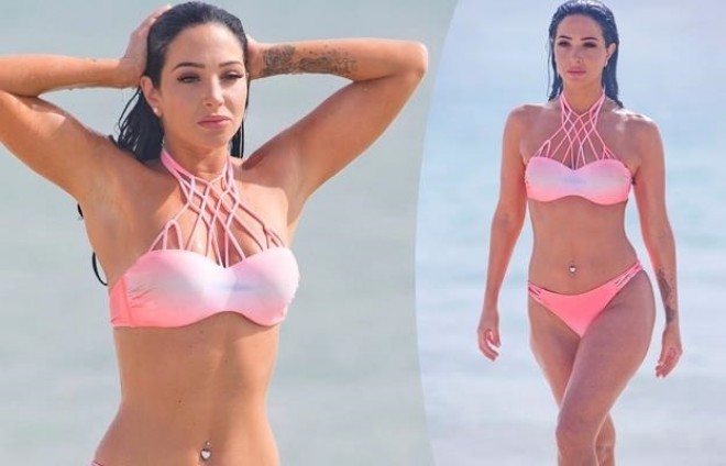 İngiltərəli müğənni çimərlik geyimində