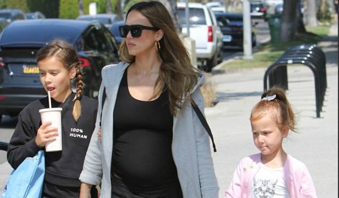 Hamilə olan Cessika Alba övladları ilə görüntüləndi - fotolar