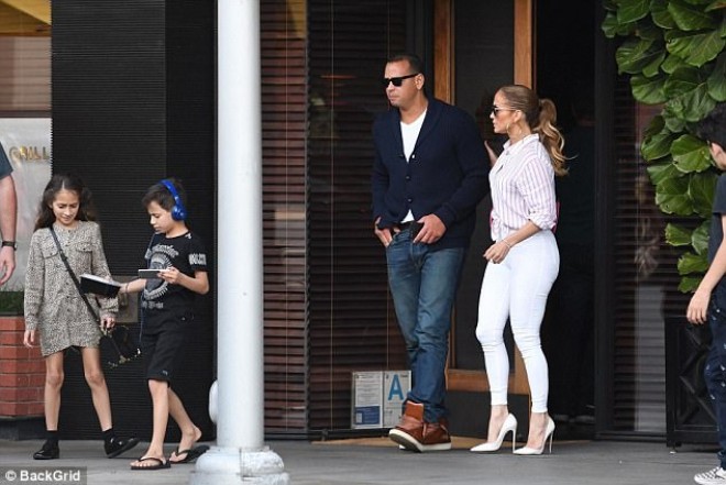 Ceylo övladları və sevgilisi ilə nahara yeməyində - foto&nbsp;