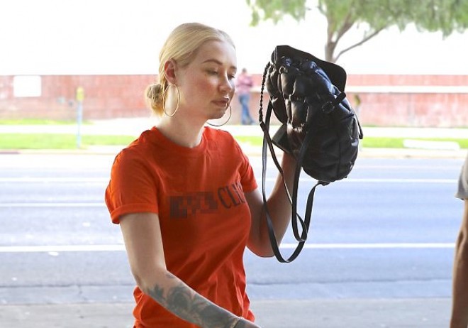 Makiyajsız olduğu üçün çantası ilə üçünü gizlətdi - foto