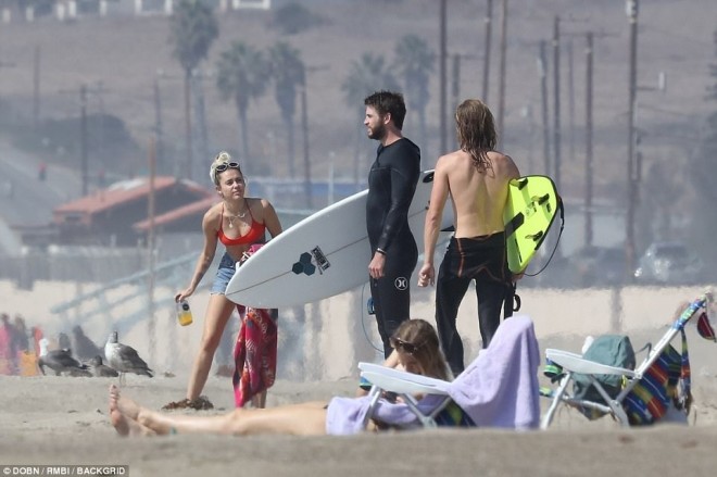 Mayli nişanlısı ilə Malibu çimərliyində - foto