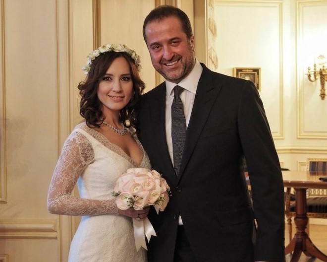 Aparıcının keçmiş əri evli qadınla eşq yaşayır