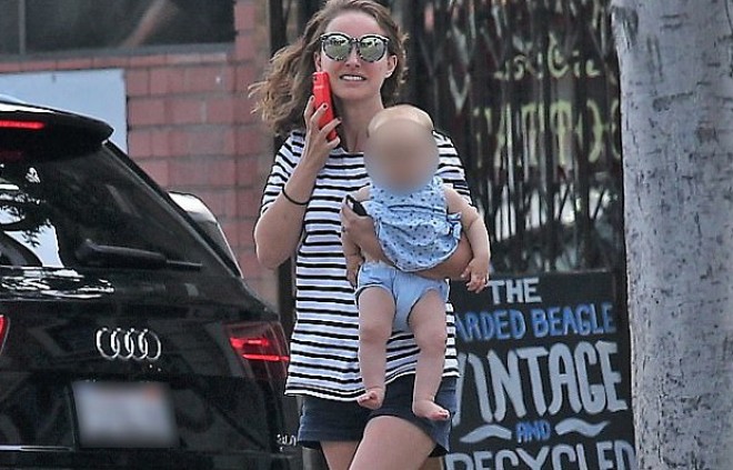 "Oskar"lı aktrisa 8 aylıq qızı ilə görüntüləndi - foto&nbsp;