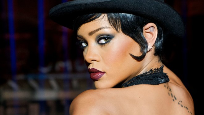 Rihanna Fransa jurnalı üçün fotosessiyaya çəkilib