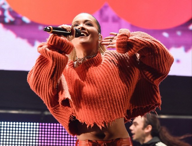 Rita Ora səhnəyə köynəyi kəsik çıxdı - foto&nbsp;