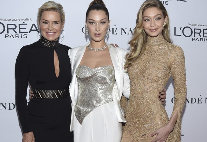 Cici və Bella anası ilə mükafatlandırmada - foto