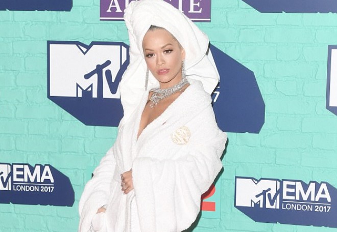 Mərasimə hamam xalatında gəldi -&nbsp;foto&nbsp;