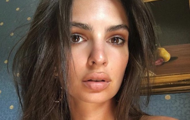 Emili çimərlik geyimində - foto