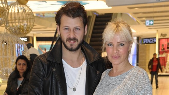 Pərəstişkarlarına görə evini dəyişdi