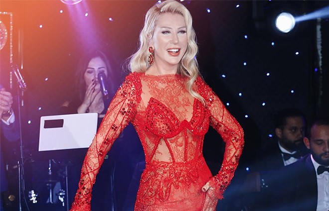 Seda Sayan qırmızı dekolteli libası ilə gecəyə damğa vurdu - foto