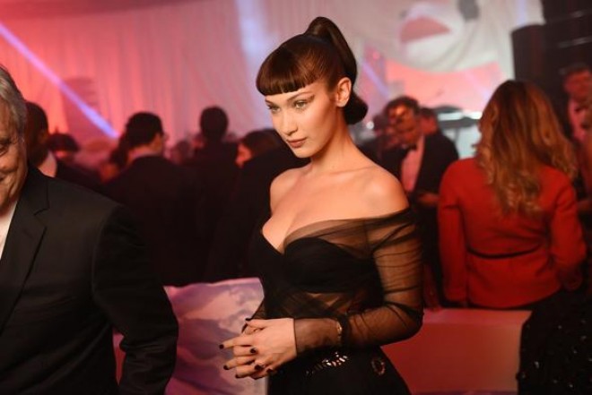 Bella Hadidin şəffaf libası - foto