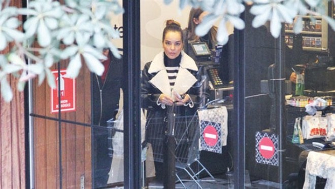 Bengü yemək bişirməkdə özünü təriflədi