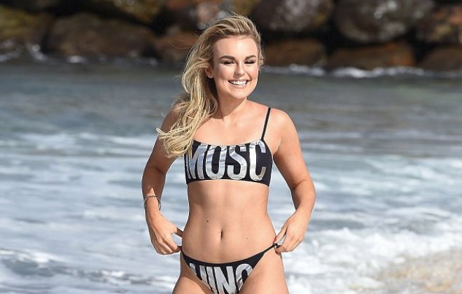 Gənc müğənni okean sahilində bikinidə - foto