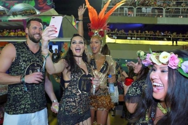 Adriana rəfiqələri ilə Rio karnavalında&nbsp;