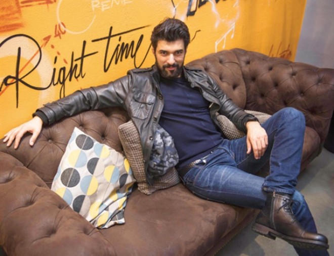 Aktyor Engin Akyürek seriallardan danışdı