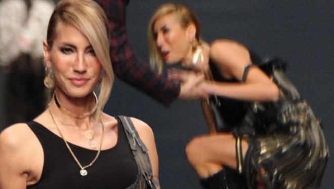 Çağla Şikel podiumda yıxıldı