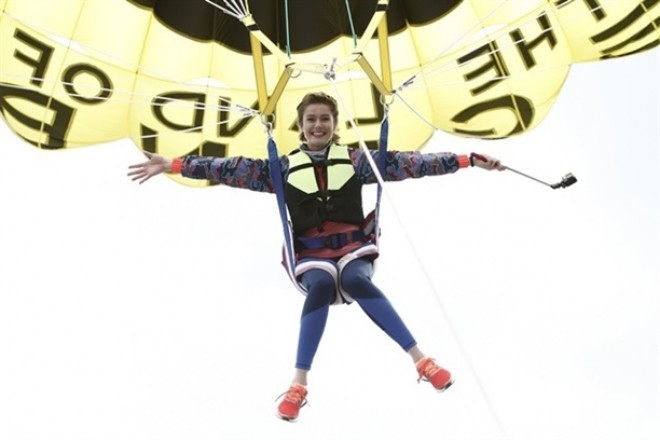 Burcu Biricikin paraşütlə səmaya qalxıb