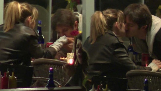 Sevgililər öpüşdən doymadılar