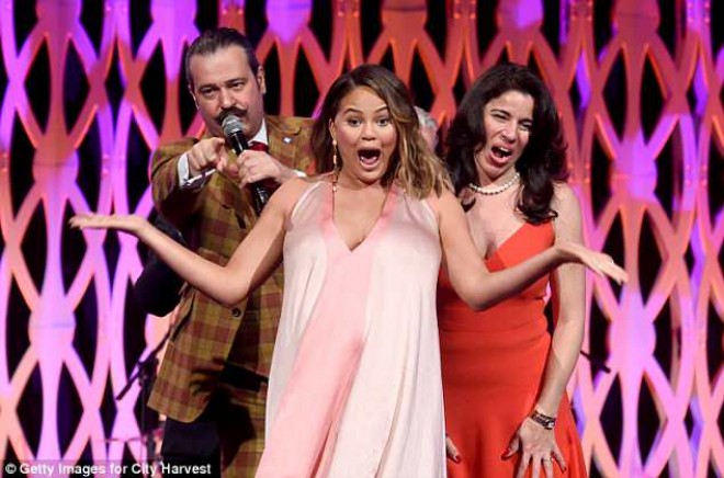 Hamilə model qalaya büstqaltersiz qatılıb - foto