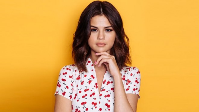 Selena Qomez "Bibliya" oxumağa başlayıb - foto