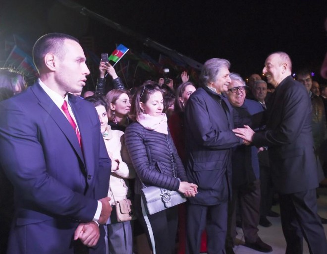 Prezident sənətçilərlə birlikdə - foto