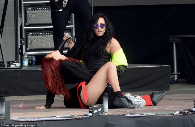 Demi Lovatonun həmcinsləri ilə seksual rəqsi - foto