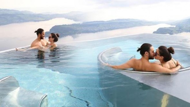 Aktyorlar hovuzda dodaq-dodağa öpüşdülər- foto