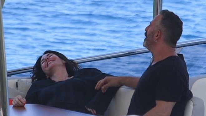 Sevgilisinə ev hədiyyə etdi