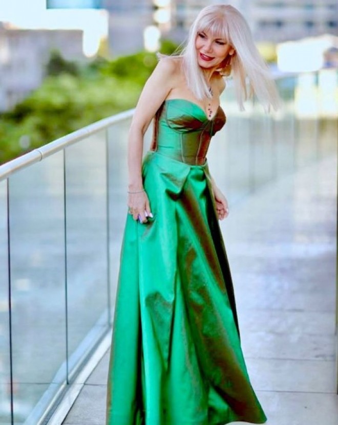 Gənc qızlardan seçilməyən 58 yaşlı aparıcı - foto