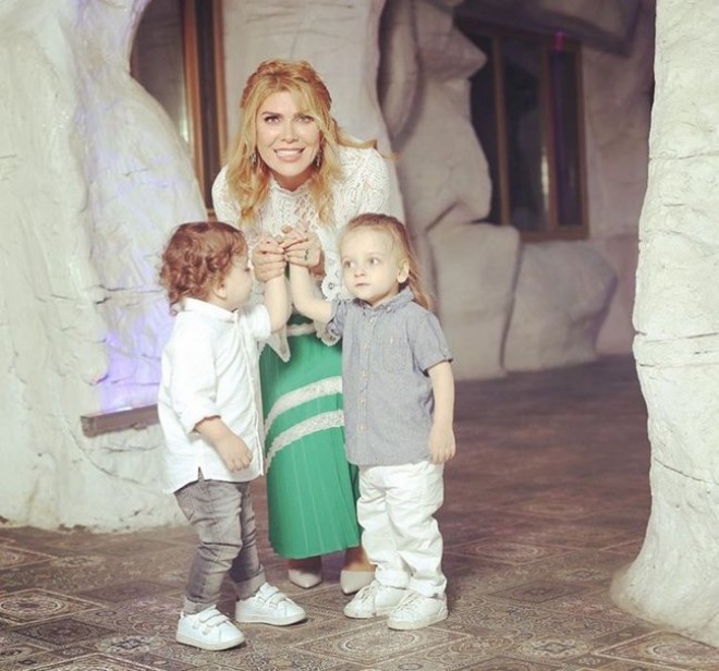 Aparıcının əkizləri ilə şəkli