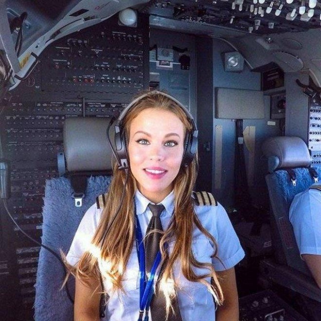 Gözəlliyi ilə hər kəsi valeh edən pilot - foto