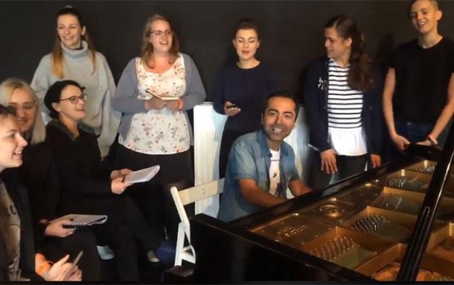 Caz pianoçusu polyak qızlara Azərbaycan mahnı oxutdurdu - video