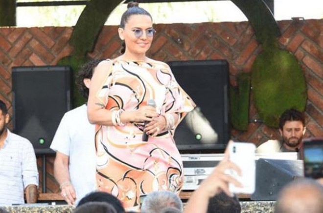 Müğənninin alt paltarı konsertdə göründü - foto&nbsp;