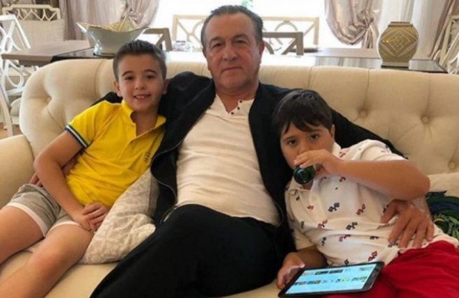 Biznesmen nəvələri ilə şəklini paylaşdı