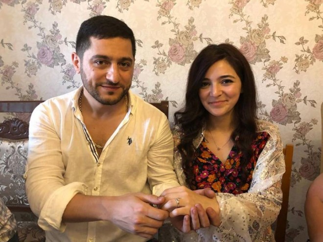 Əməkdar Artist tələbə ilə nişanlandı