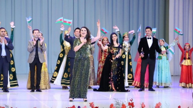 Tanınmış müğənnilər dostluq konsertində - foto