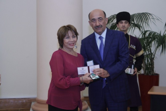 İncəsənət adamlarına fəxri adların vəsiqələri verildi - foto