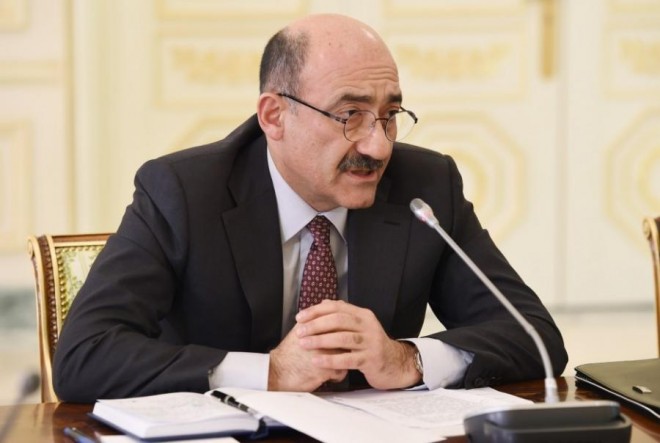 Nazir Əməkdar artisti mükafatlandırdı