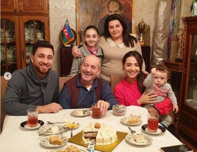 Onlar Xalq artistinə baş çəkdilər