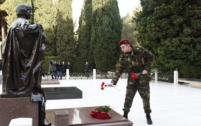 Heydər Əliyev babasının məzarını ziyarət etdi - foto+video