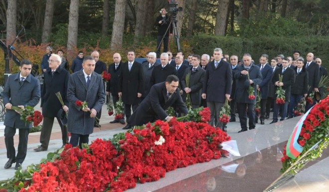 Xalq ulu öndərinə ehtiramını göstərir - FOTO