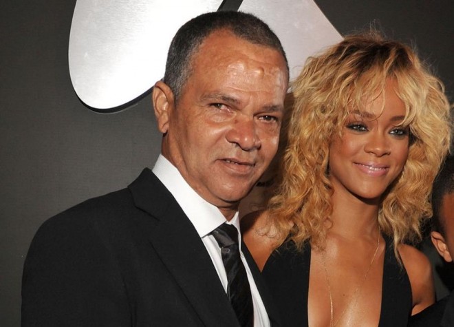 Rihanna atasını məhkəməyə verdi&nbsp;