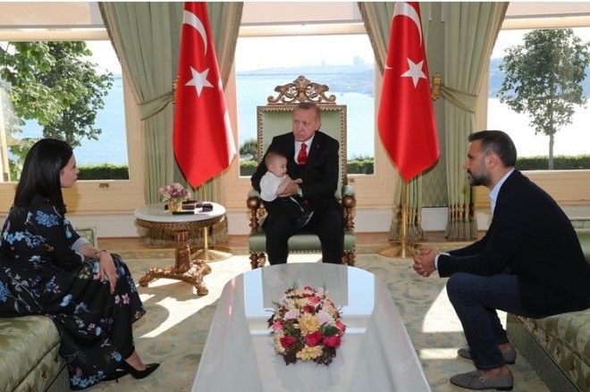 Prezident müğənnini xanımı ilə qonaq çağırdı