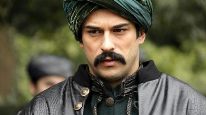 Burak Özçivitə azərbaycanlı müəllim&nbsp;dərs keçir