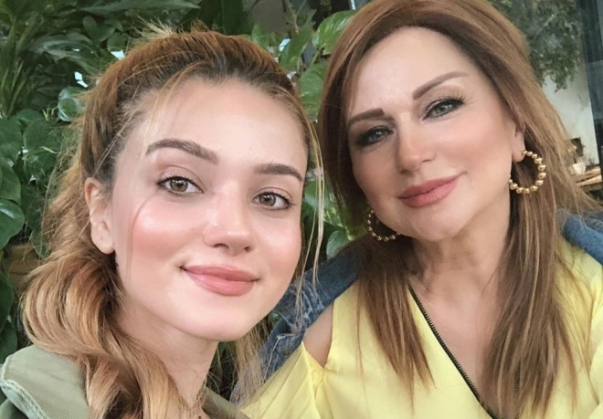 Mələkxanım Əyyubova rəssam qızı ilə fotosu