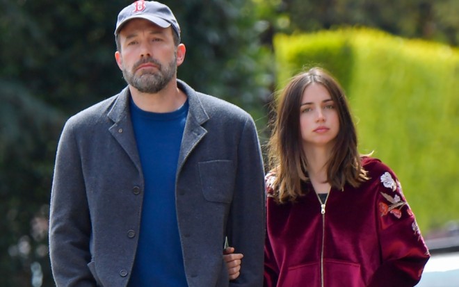 Filmin baş rol ifaçısı gizlicə nişanlandı - foto